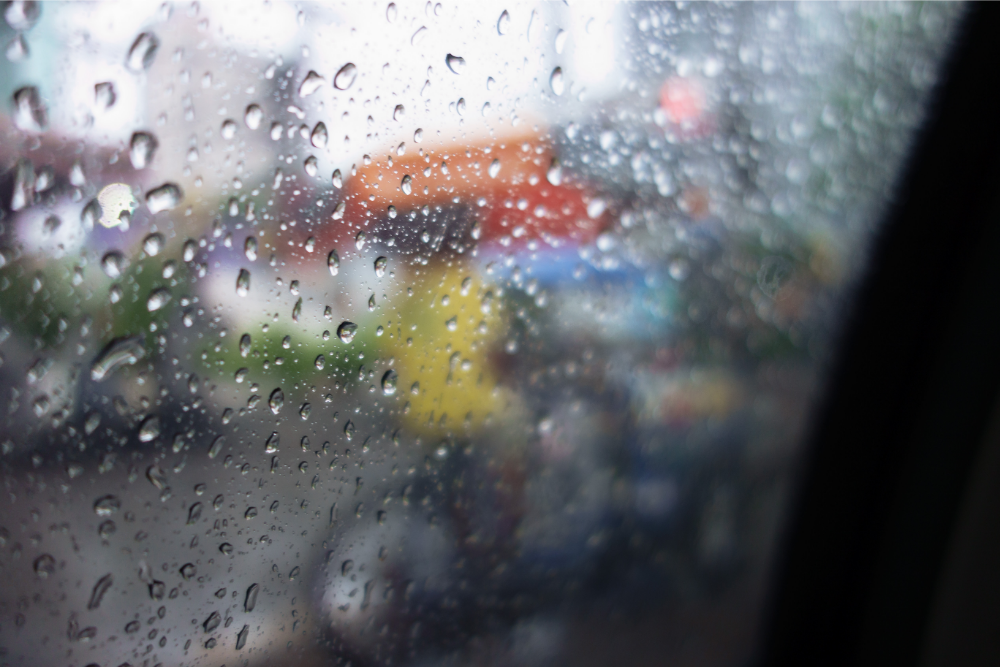 窓越しに見える雨